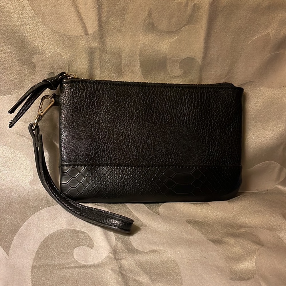 Pebbled & snake skin black faux leather wristlet